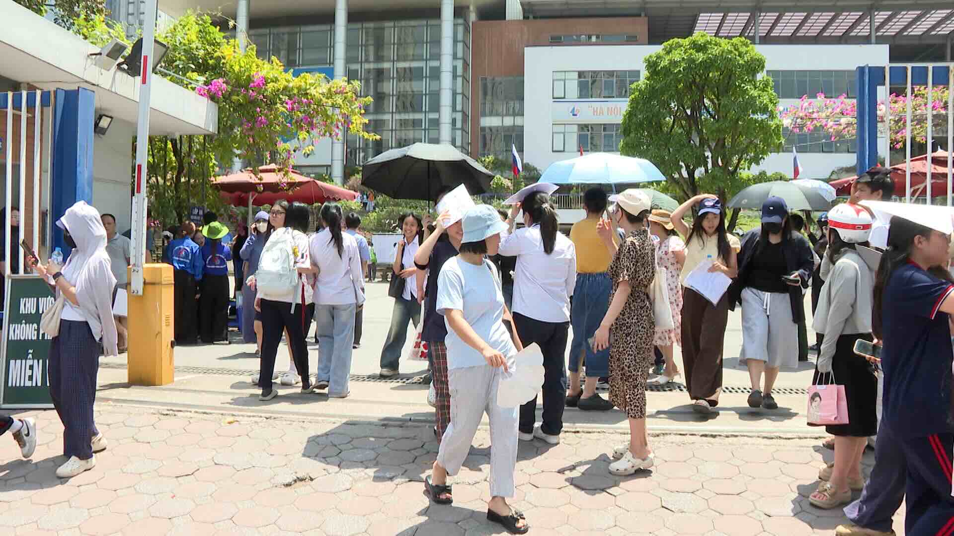 Hanoi's 10th grade specialized exam questions are assessed as highly differentiated