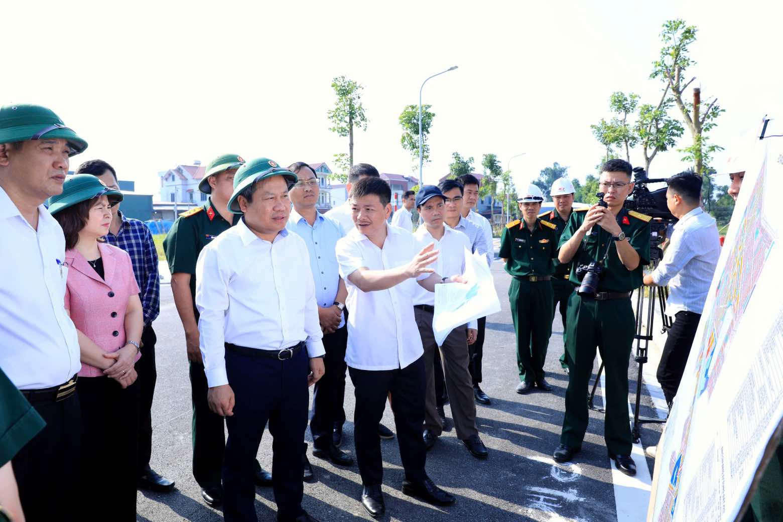 Chairman of Hanoi People's Committee Vu Dai Thang listens to a report on the implementation of the Multi-purpose Urban Area Investment Project in Thu Lam commune, Dong Anh. Photo: Pham Linh