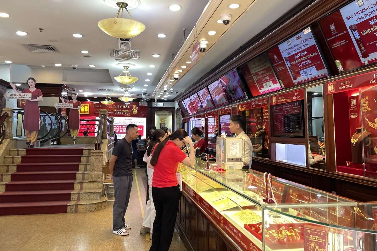 Gold prices fall, people follow developments to buy - sell. Photo: Ha Linh