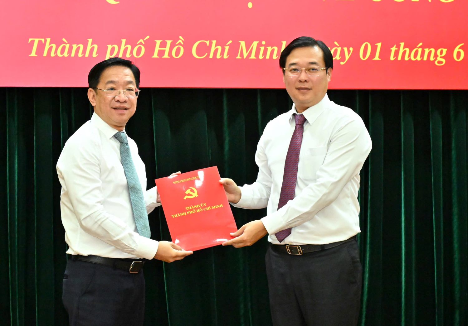 Standing Deputy Secretary of the Ho Chi Minh City Party Committee Le Quoc Phong (right cover) presents the decision to Mr. Le Tran Kien. Photo: Viet Dung