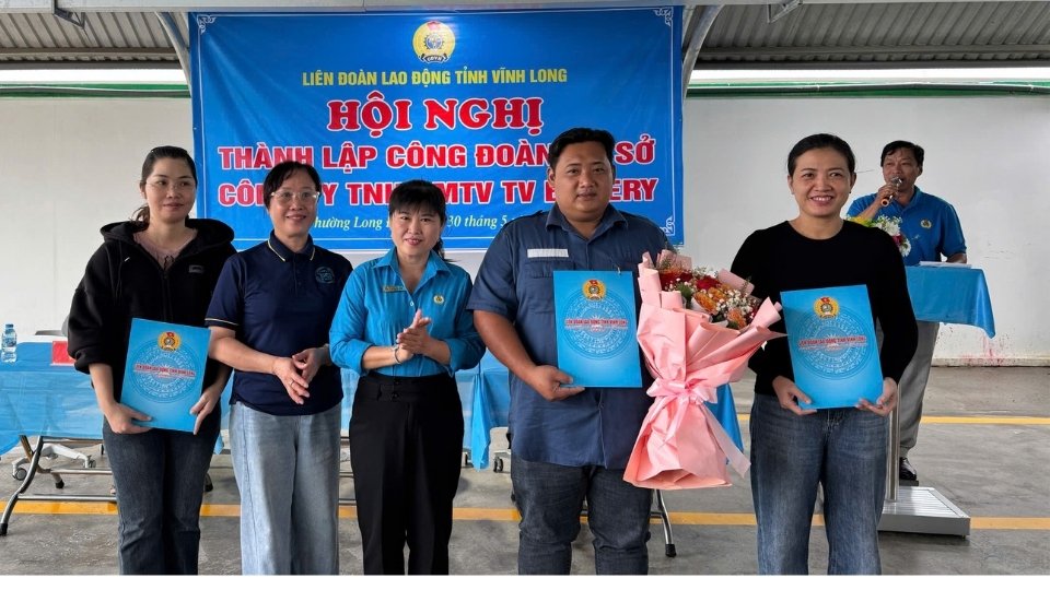 Leaders of Vinh Long Provincial Labor Federation present decisions to establish grassroots trade unions at enterprises. Photo: Vinh Long Labor Federation