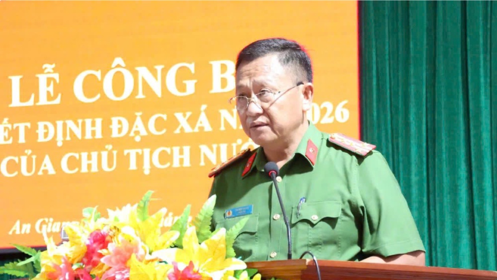 Đại tá Tạ Đức Hoan, Giám thị Trại giam Kênh 7, công bố Quyết định đặc xá của Chủ tịch nước cho 108 phạm nhân. Ảnh: Văn Vũ