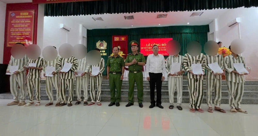 Leaders of Kenh 7 Prison and An Giang Provincial People's Court present the President's amnesty decision to the prisoners. Photo: Van Vu