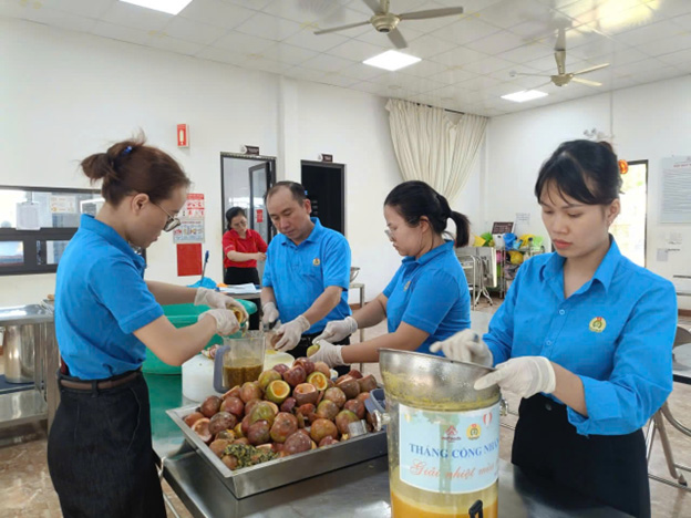 Nước mát giải nhiệt mùa hè cho người lao động. Ảnh: Thanh Tuấn 