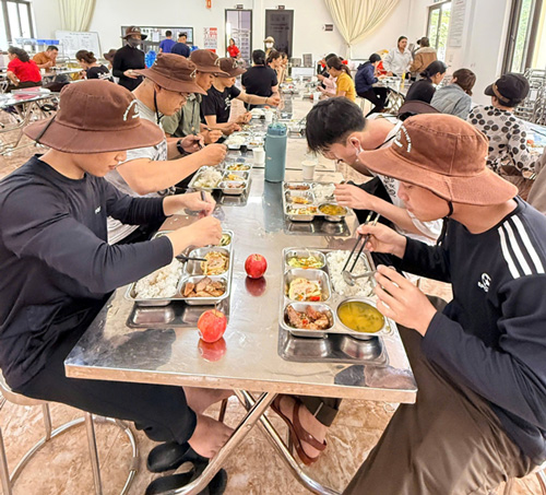 Bữa cơm Công đoàn gắn kết người lao động. Ảnh: Thanh Tuấn 