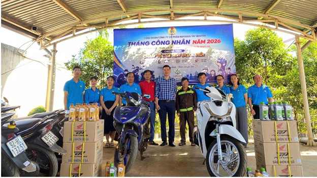 Chăm sóc xe máy miễn phí cho người lao động. Ảnh: Thanh Tuấn 
