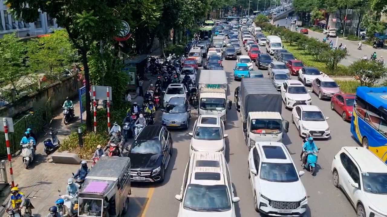 People struggle to move on Nguyen Chi Thanh street on hot sunny days