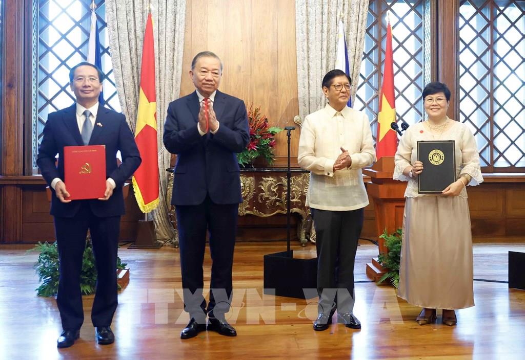 General Secretary and President To Lam and Philippine President Ferdinand Romualdez Marcos Jr. witnessed the handing over of cooperation documents between Vietnam and the Philippines. Photo: TTXVN