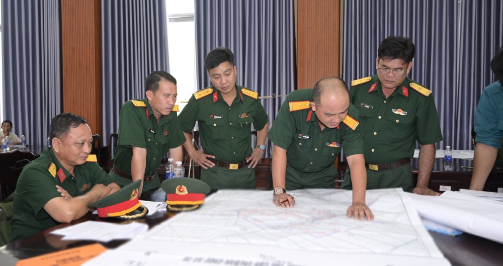 Tổ công tác diễn tập tỉnh trực tiếp kiểm tra hệ thống văn kiện diễn tập. Ảnh: Phương Vũ