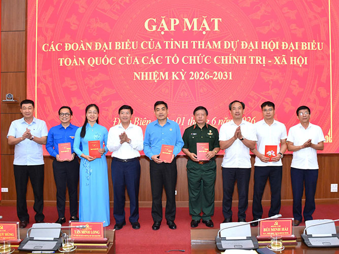 Deputy Secretary of Dien Bien Provincial Party Committee Mua A Vang presents gifts to encourage and congratulate delegations. Photo: Quang Long