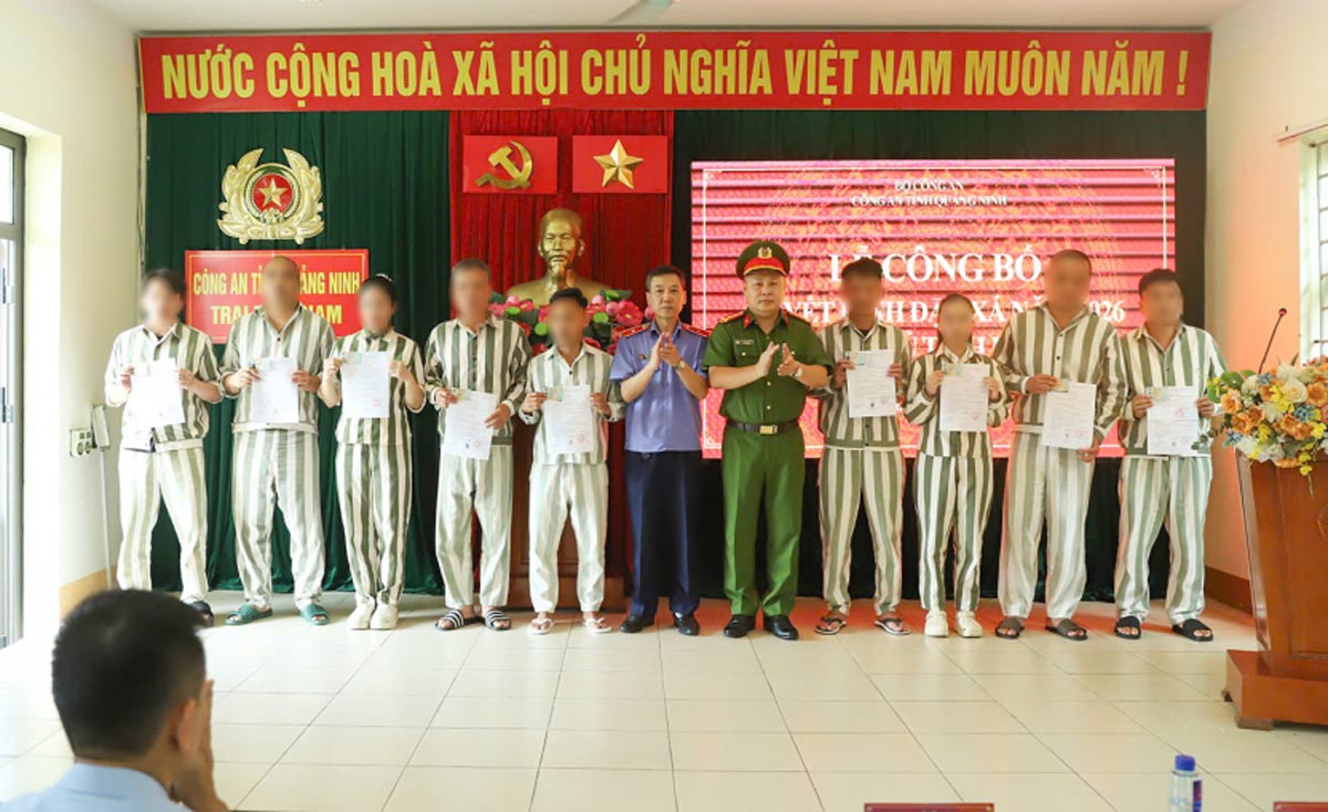 Leaders of the Provincial Police and leaders of the People's Procuracy of Quang Ninh province present the President's amnesty decision, identity cards and professional certificates to cases granted amnesty. Photo: Hang Ngan