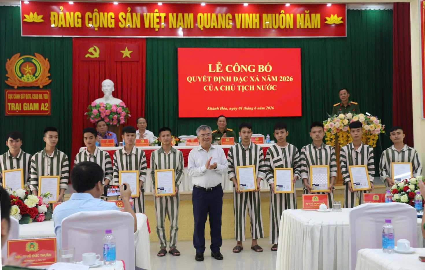 Mr. Can Dinh Tai - Deputy Chairman of the Presidential Office, Member of the Central Amnesty Advisory Council in 2026 presents amnesty decisions to prisoners. Photo: Phuong Linh
