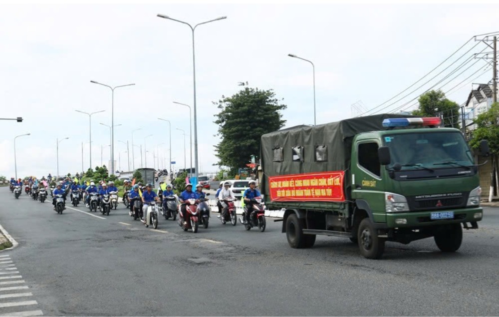 Organizing parades to respond to the Action Month for Drug Prevention and Control; International Day for Drug Prevention and Control and National Day for Drug Prevention and Control. Photo: Binh An