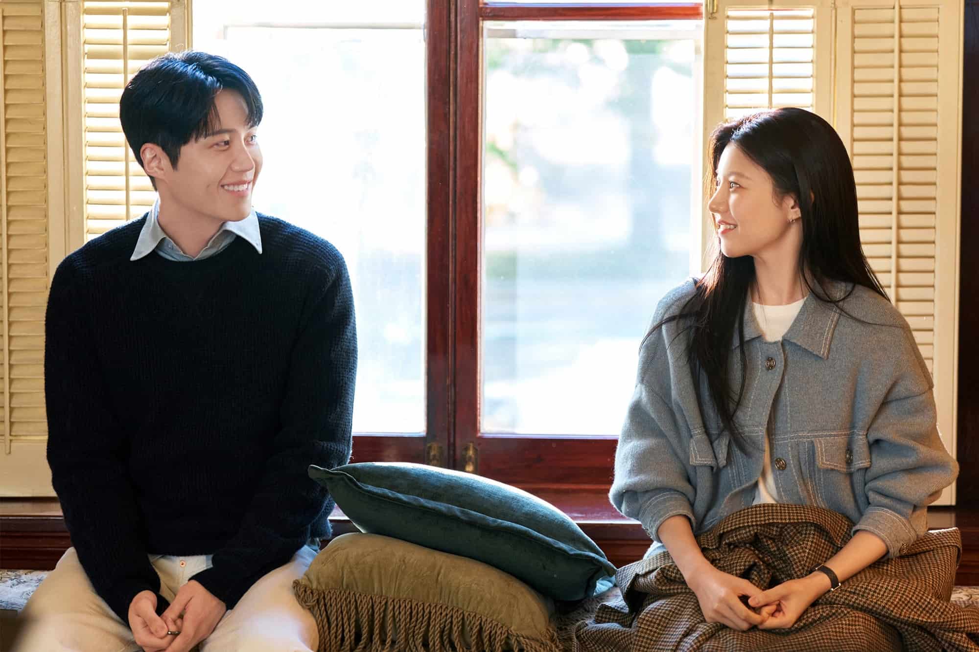 Kim Seon Ho và Go Youn Jung trong bộ phim “Can this love be translated“. Ảnh Nhà sản xuất