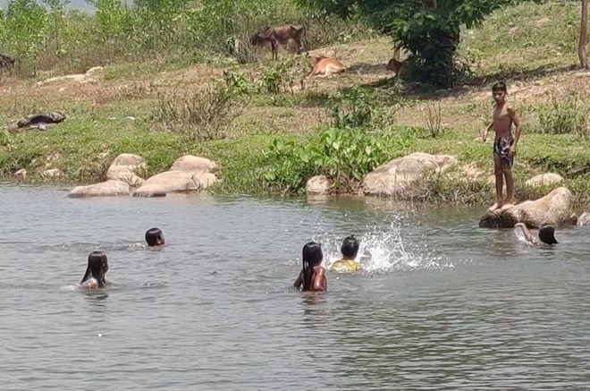 The education sector and communes need to equip students and children with many skills to avoid traffic accidents and drowning. Photo: Thanh Tuan