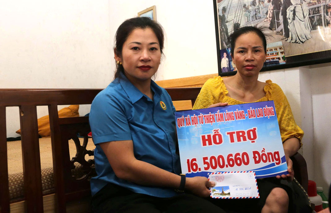 Trao 16,5 triệu đồng do bạn đọc ủng hộ thông qua Quỹ xã hội từ thiện Tấm lòng Vàng - Báo Lao Động đến chị Lường Thị Tỉnh. Ảnh: Bảo Nguyên