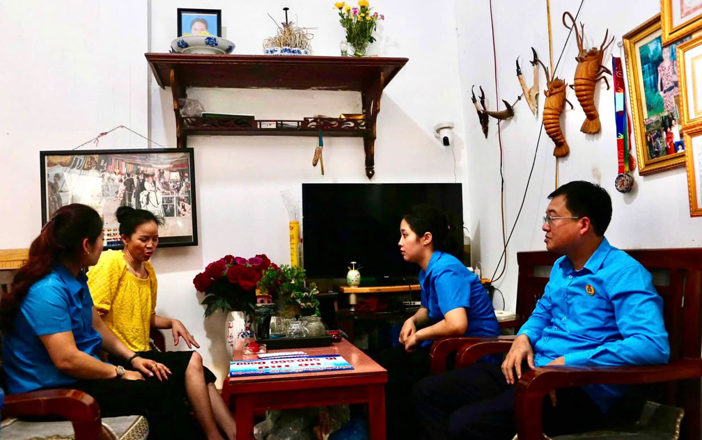 Công đoàn phường Nghĩa Lộ thăm hỏi, động viên chị Lường Thị Tỉnh