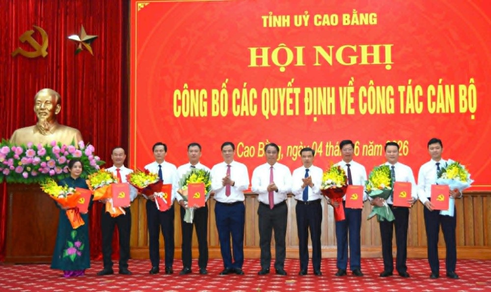 Lãnh đạo Tỉnh ủy Cao Bằng trao quyết định và tặng hoa các cán bộ nhận nhiệm vụ mới. Ảnh: Trương Quyến 