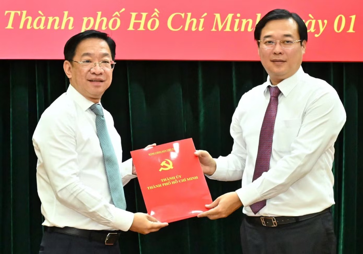 Standing Deputy Secretary of the Ho Chi Minh City Party Committee Le Quoc Phong (right cover) presents the decision to Mr. Le Tran Kien. Photo: Viet Dung