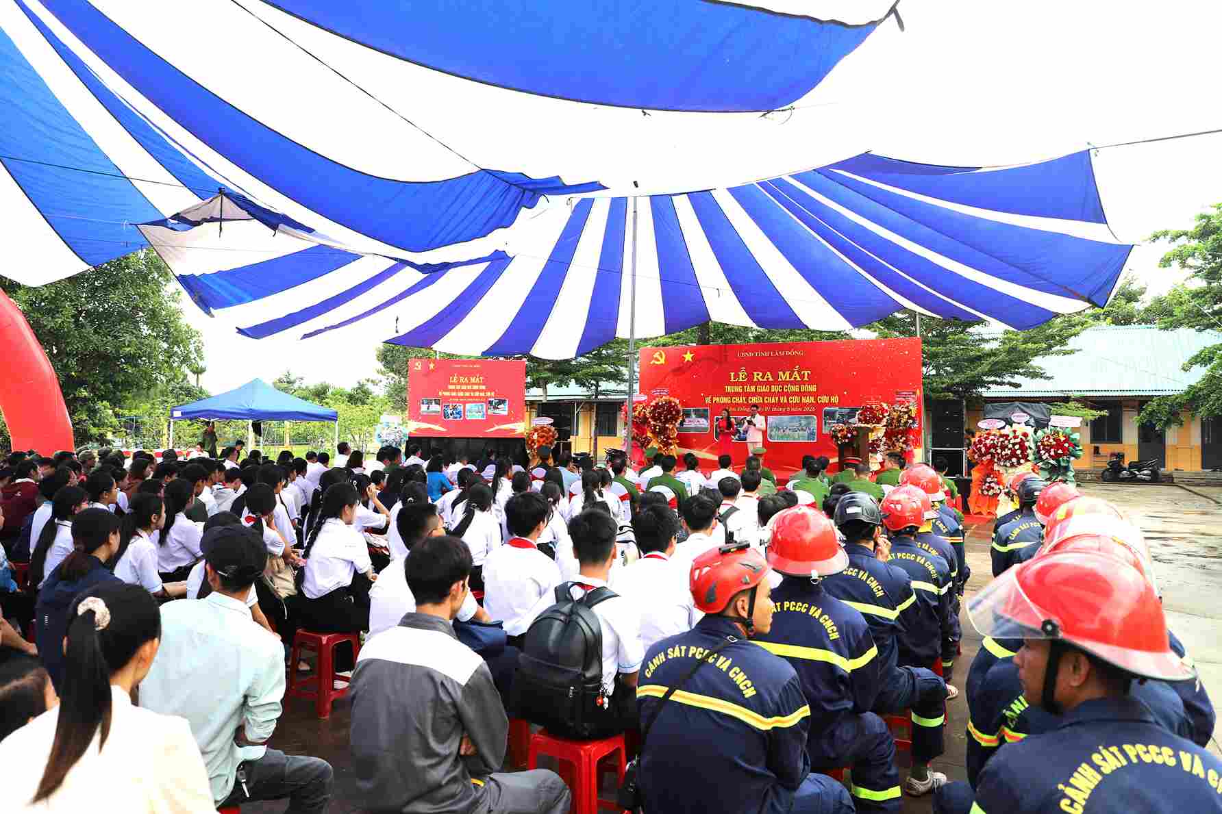 Đông đảo học sinh tham gia lễ ra mắt Trung tâm Giáo dục cộng đồng về PCCC và CNCH. Ảnh: Phúc Khánh