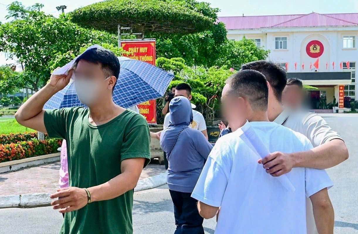 Prisoners are granted amnesty and returned to their families. Photo: Hai Phong Police