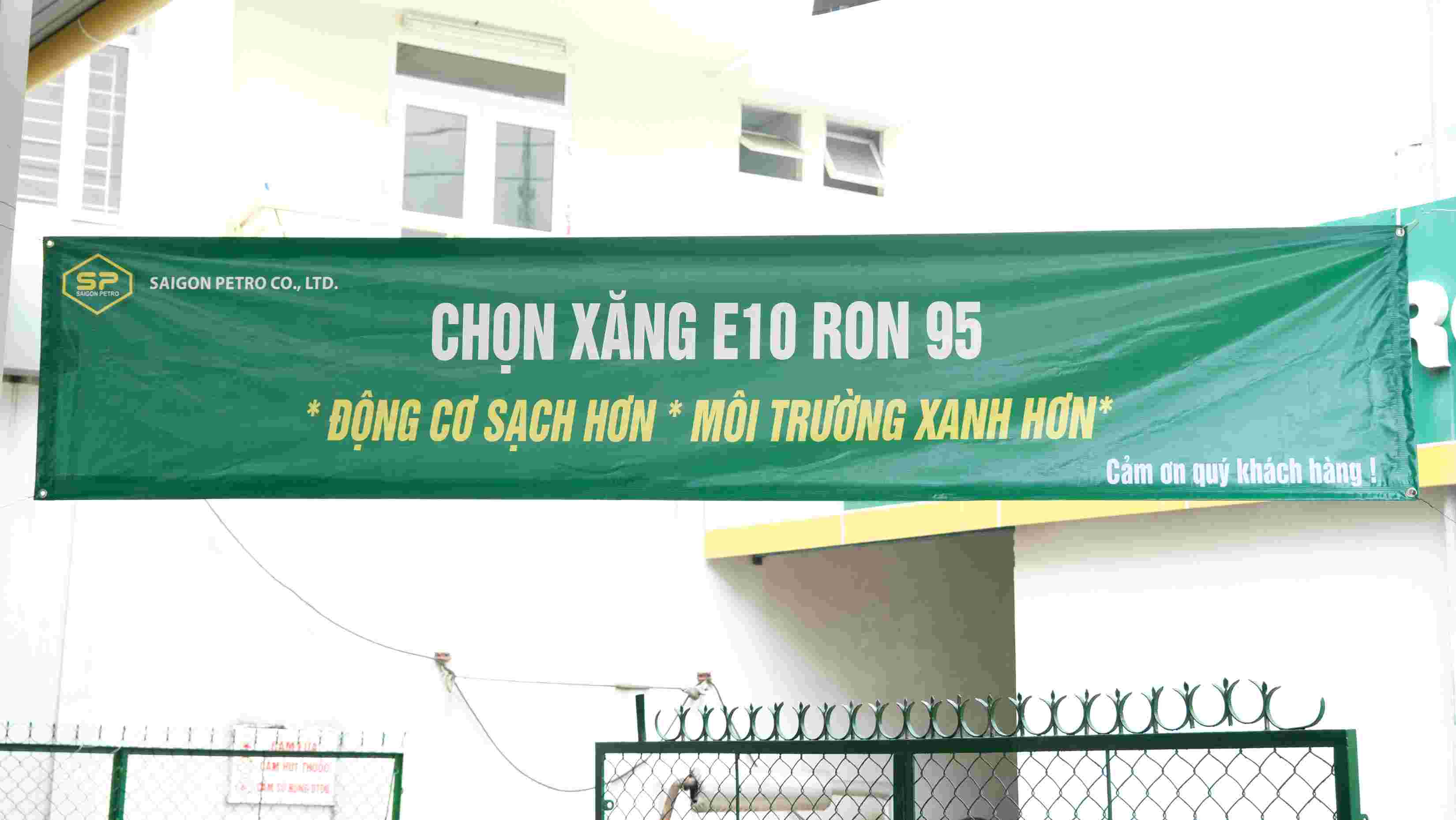 Các cửa hàng xăng dầu trên địa bàn TP Cần Thơ đã có những thay đổi giúp người dân dễ nhận diện xăng E10. Ảnh: Phong Linh 