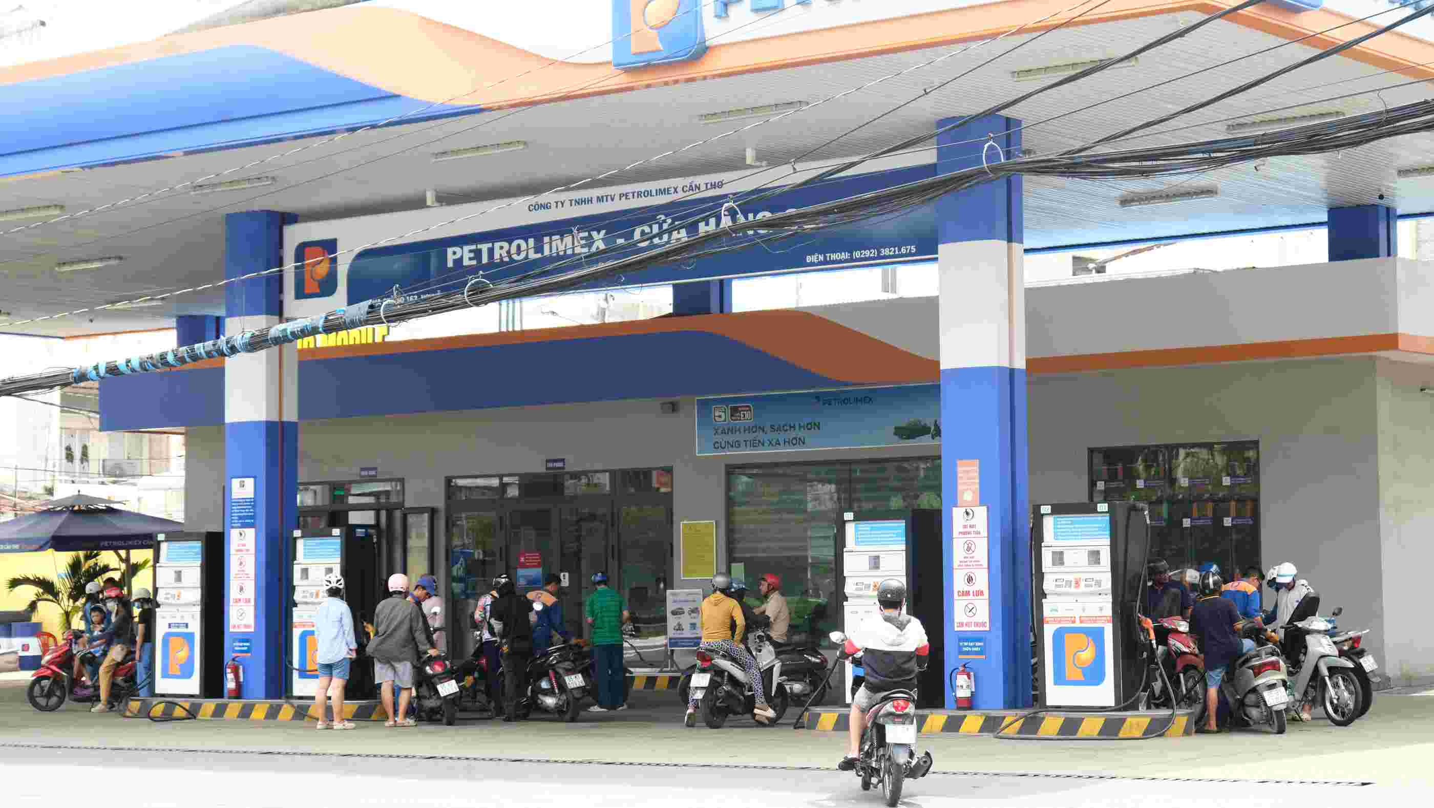 Người dân TP Cần Thơ trong ngày đầu sử dụng xăng E10. Ảnh: Phong Linh