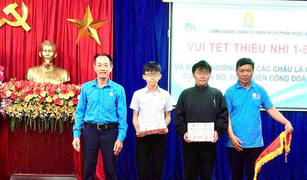 Phan Ngoc Anh Construction Materials Co., Ltd. coordinates with business leaders to commend and reward children of union members and workers who achieved good academic results in the 2025 - 2026 school year. Photo: Nam Phuoc Trade Union