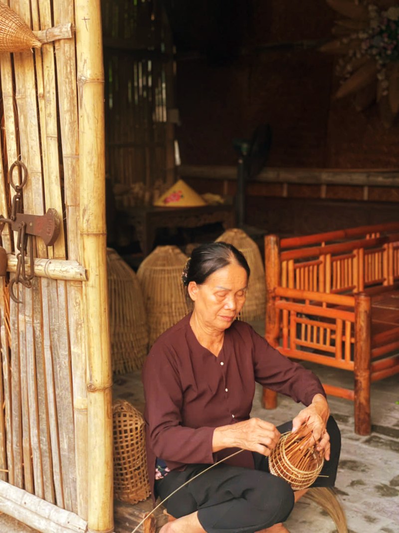 Các công đoạn đều được làm hoàn toàn thủ công bằng đôi bàn tay tinh xảo của người nghệ nhân. Ảnh: I La