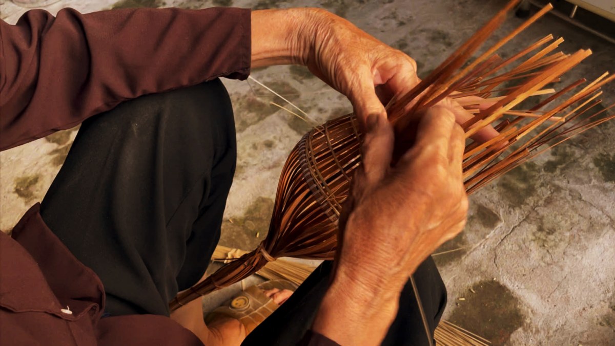 Các cụ già đan đó trong thời gian rảnh rỗi. Ảnh: I La