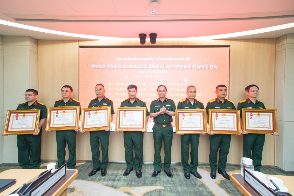 Các sĩ quan quân đội nhận Huân chương Lao động hạng Ba. Ảnh: Viettel