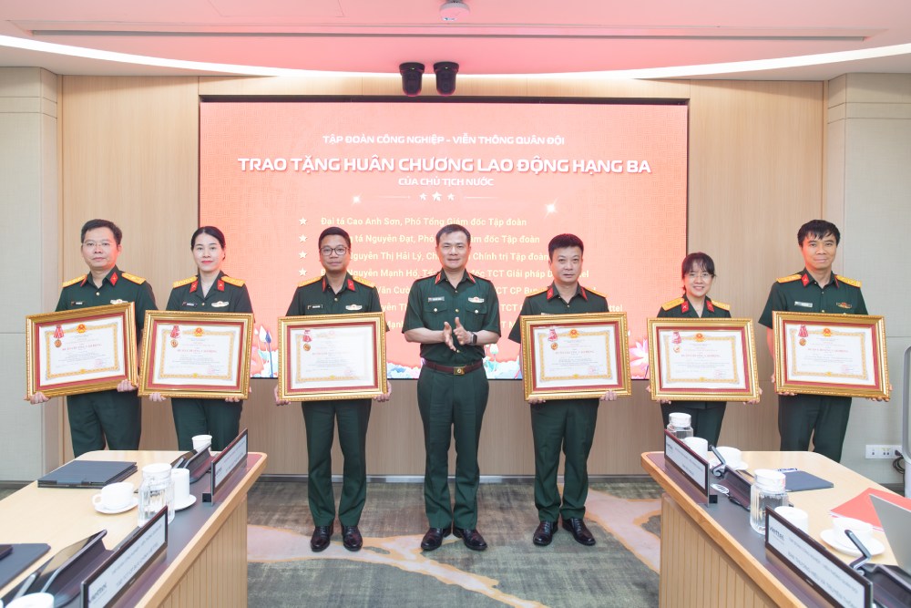 Authorized by the President, Lieutenant General Tao Duc Thang - Chairman cum General Director of Viettel Group - awarded the Third-class Labor Medal to Viettel's leaders, commanders, and managers. Photo: Viettel