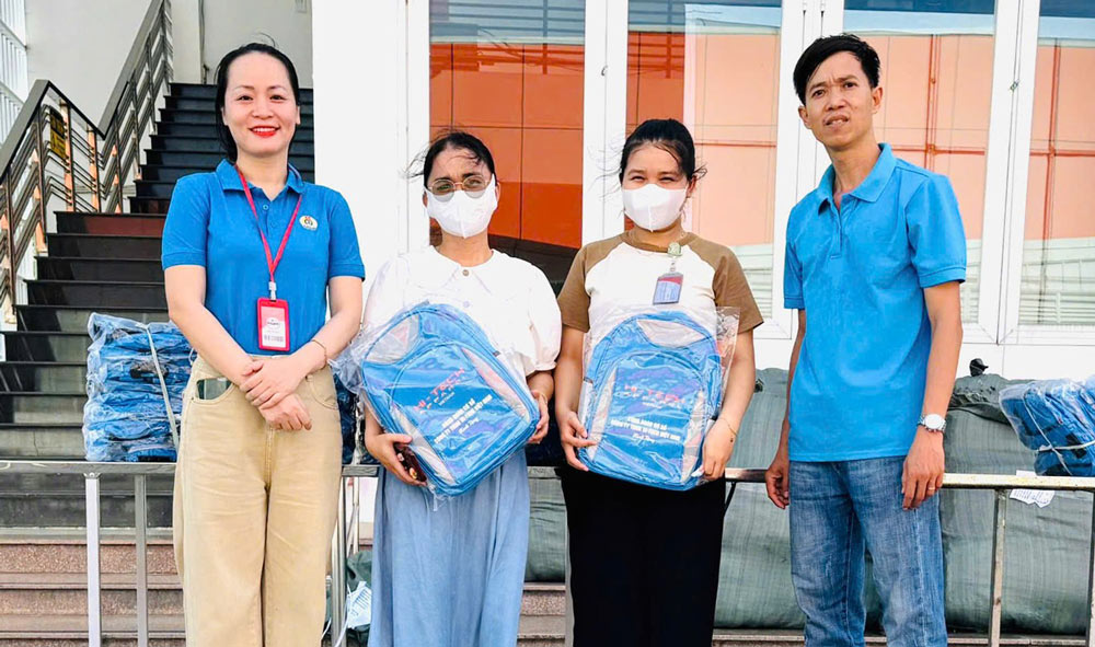 The Trade Union of Hitech Vietnam Apparel Co., Ltd. presented 2,000 gifts to children of 2,000 union members working at the enterprise. Photo: Duy Xuyen Trade Union
