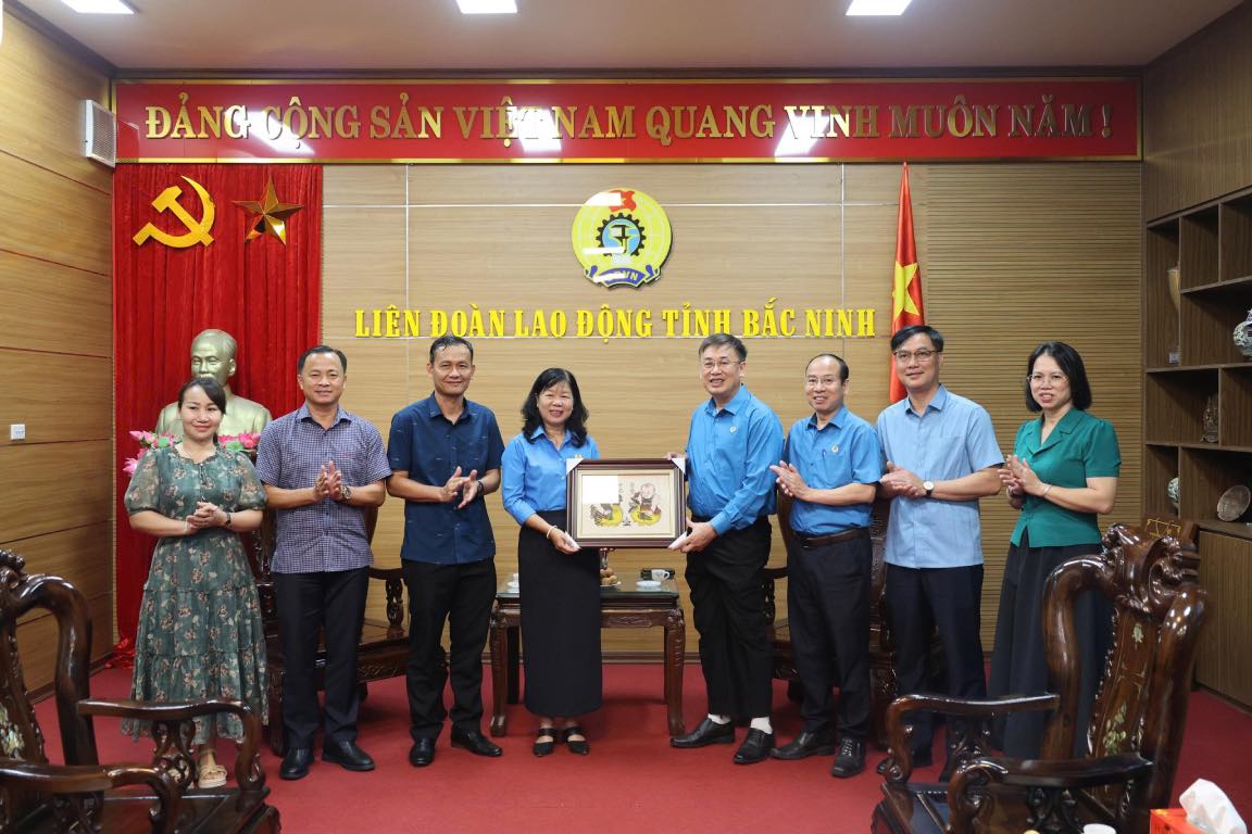 Bac Ninh Provincial Labor Federation presents souvenirs to the working delegation of Dong Thap Provincial Labor Federation. Photo: Quyet Chien