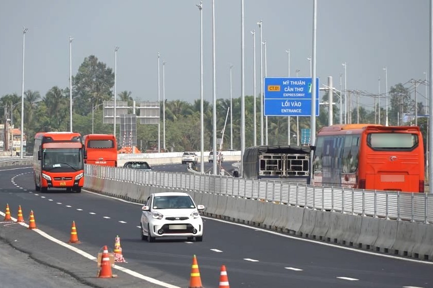 Các phương tiện lưu thông trên cao tốc Mỹ Thuận - Cần Thơ. Ảnh: Tạ Quang
