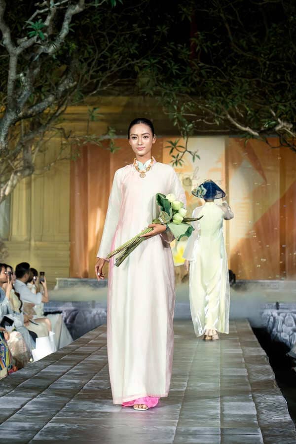 Mẫu thiết kế áo dài được thực hiện trên nền tơ tằm như vừa chạm sương sớm - thanh khiết, nhẹ nhàng nhưng đầy sức sống. Ảnh: Team Dương Quốc Mẫn 
