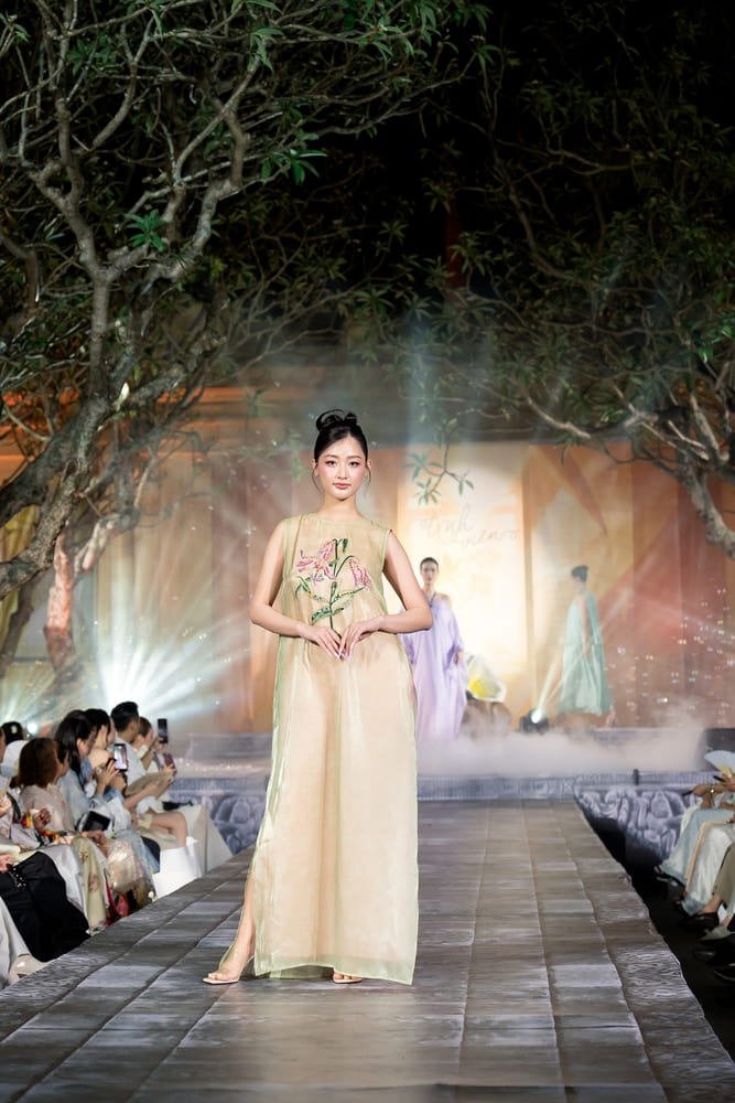Sự đối lập giữa vẻ mềm trong của voan và chiều sâu sang trọng của tơ tằm khiến tổng thể mang tinh thần rất “Tĩnh Viên” - tĩnh lặng, thanh tao nhưng vẫn đủ khí chất để thu hút mọi ánh nhìn. Ảnh: 