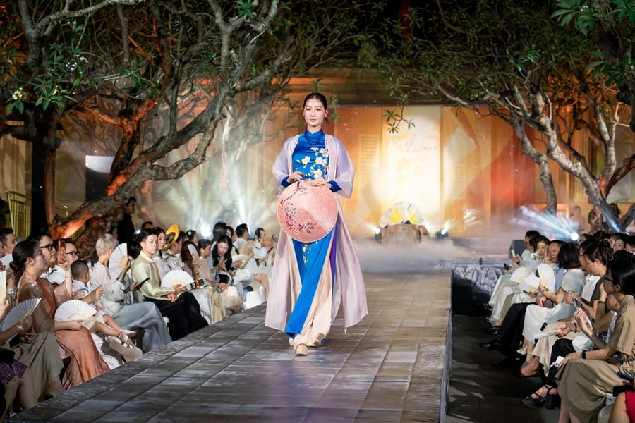 Hoa hậu Quế Anh làm vedette cho BST “Sương Mai”. Ảnh: 