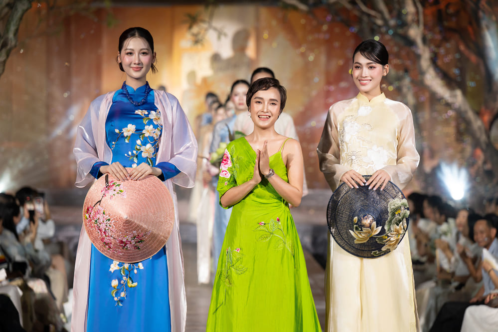 Designer Thanh Thuy in the show introducing the new collection "Suong Mai". Photo: Team Duong Quoc Man