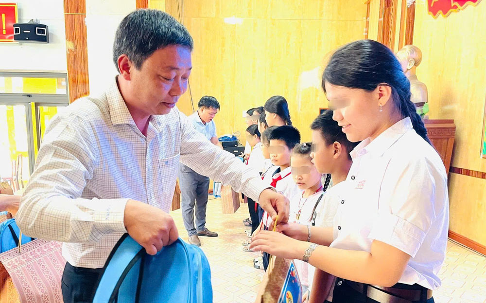 Duy Xuyen Commune Trade Union gives gifts to children of union members in difficult circumstances on the occasion of Children's Day 1. 6. Photo: Duy Xuyen Trade Union
