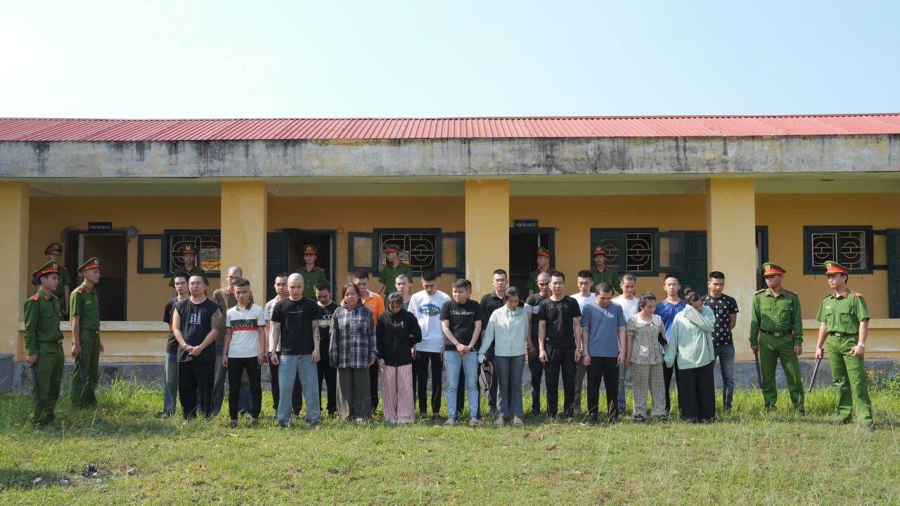 Công an tỉnh Quảng Trị triệt phá đường dây lừa đảo chiếm đoạt tài sản trên không gian mạng bằng thủ đoạn bẫy tình, đầu tư ảo, bắt 61 đối tượng liên quan. Ảnh: Công an tỉnh Quảng Trị