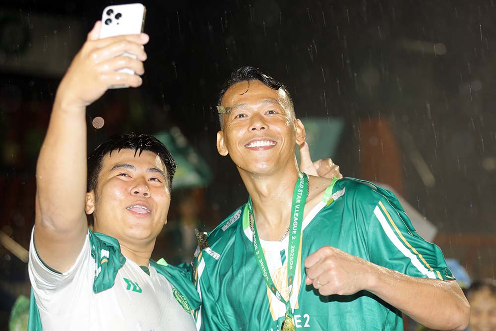 Goalkeeper Tan Truong (right) wants to continue playing in V.League at the age of 40. Photo: Thanh Vu