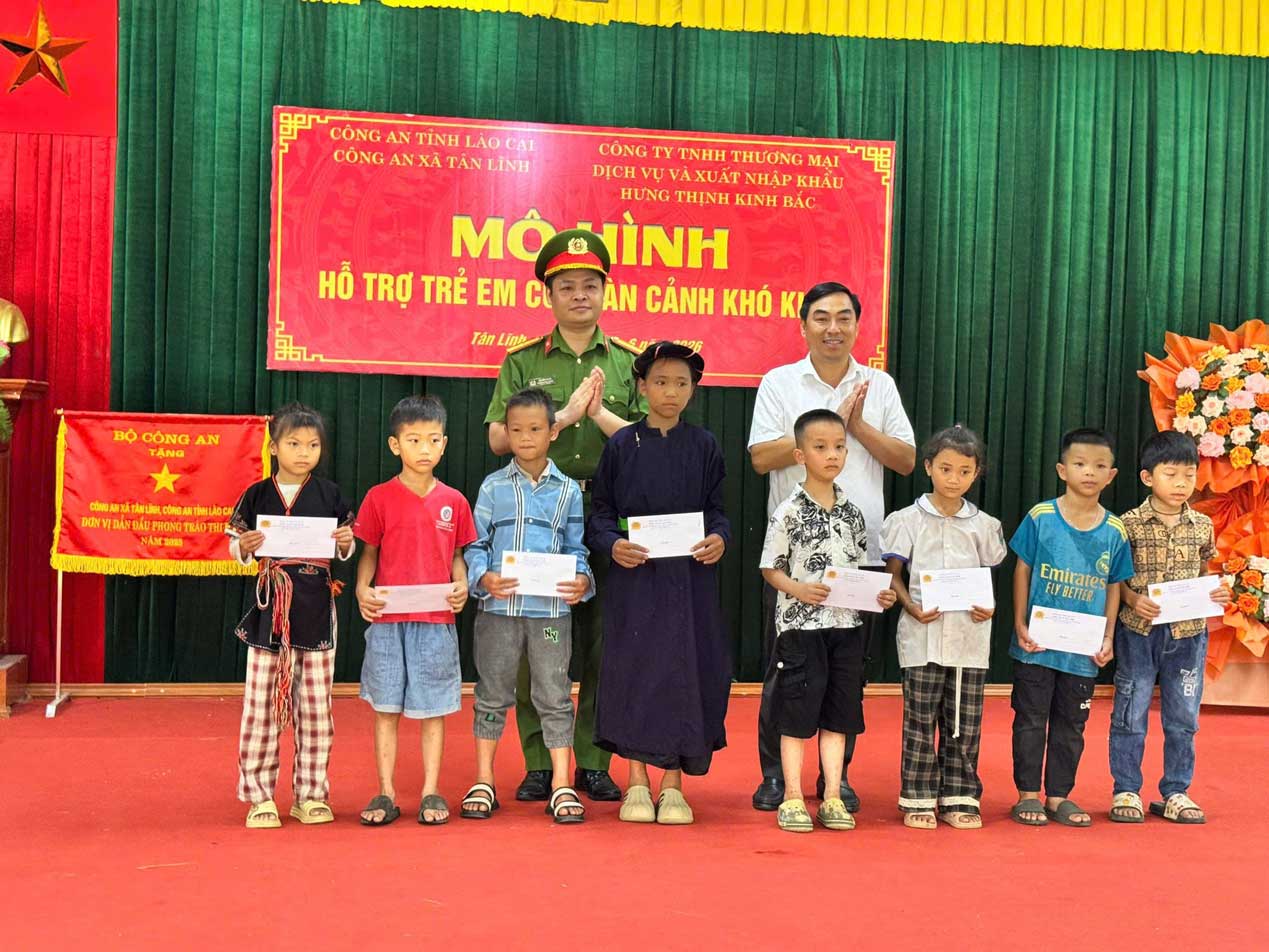 Các em học sinh có hoàn cảnh khó khăn nhận hỗ trợ từ mô hình mới ra mắt tại xã Tân Lĩnh. Ảnh: Công an xã Tân Lĩnh