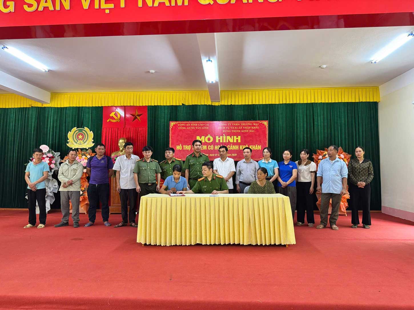 Công an xã ký kết chương trình phối hợp, huy động nguồn lực xã hội hóa hỗ trợ học sinh có hoàn cảnh khó khăn trên địa bàn. Ảnh: Công an xã Tân Lĩnh
