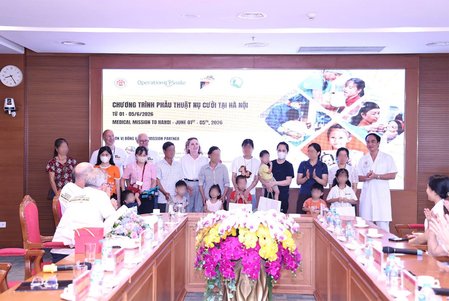 Những món quà gửi đến các em nhỏ trong chương trình hôm nay. Ảnh: BVCC