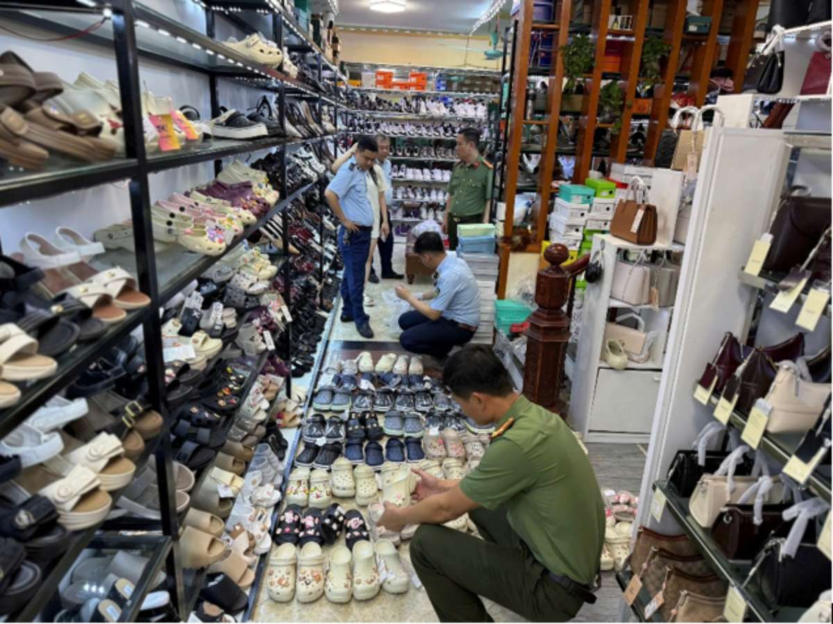 Footwear products counterfeiting famous brands at Mr. V.A. B.'s business household. Photo: Ninh Binh Police