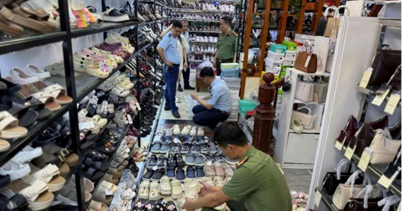 Ninh Bình: Tạm giữ lô giày dép nghi làm giả nhãn hiệu nổi tiếng