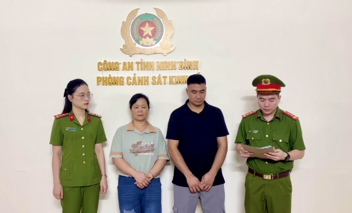 Đối tượng Dương Mạnh Hiển và Phạm Thị Thu bị Cơ quan CSĐT Công an tỉnh Ninh Bình khởi tố về hành vi "Vi phạm quy định về an toàn thực phẩm". Ảnh: Diệu Anh