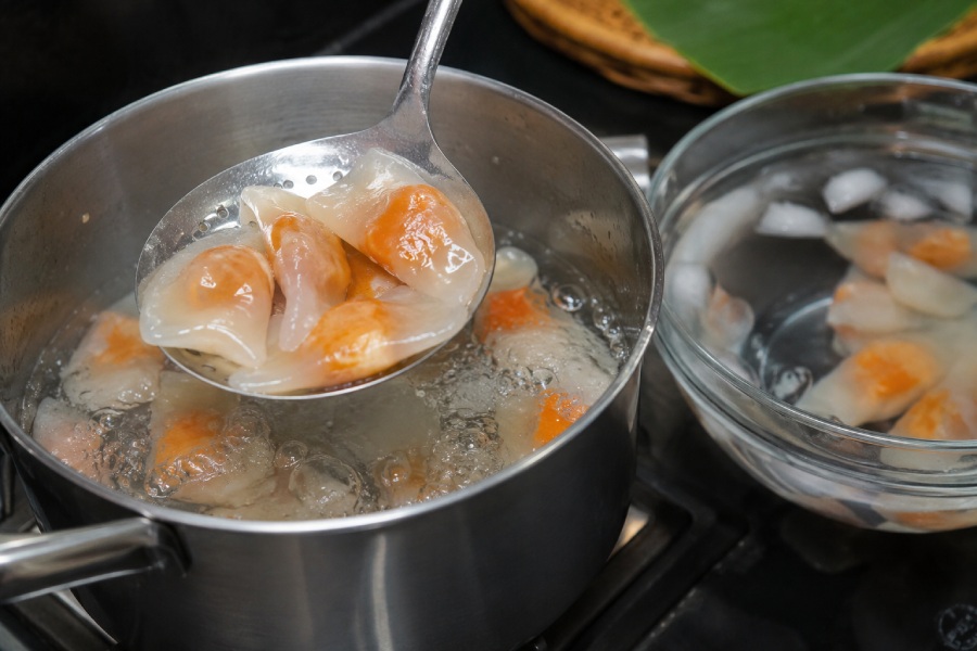 Luộc cho tới khi bánh nổi lên rồi vớt ra. Ảnh: Thùy Linh