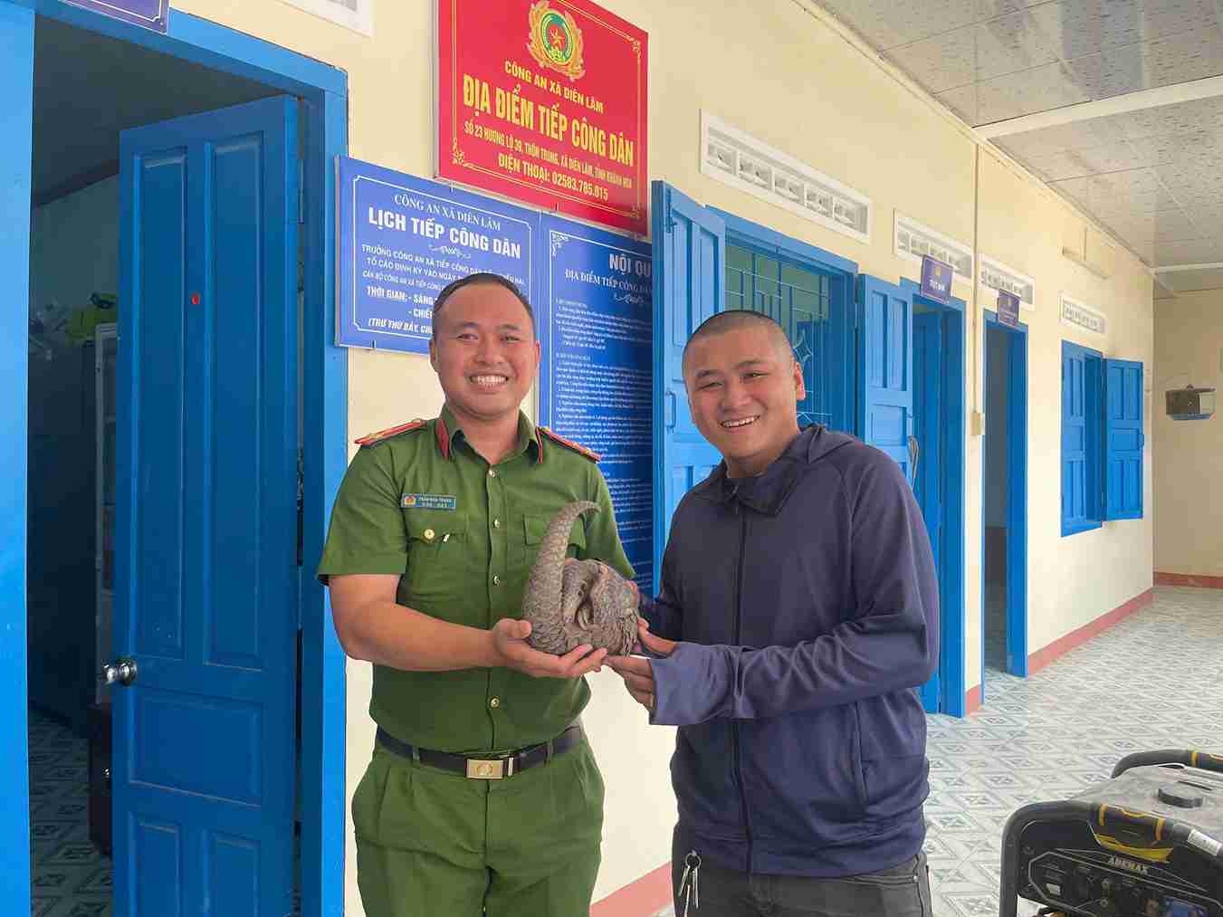 Rare pangolin individual brought by a group of young people for support to hand over to Dien Lam Commune Police. Photo: Police provided